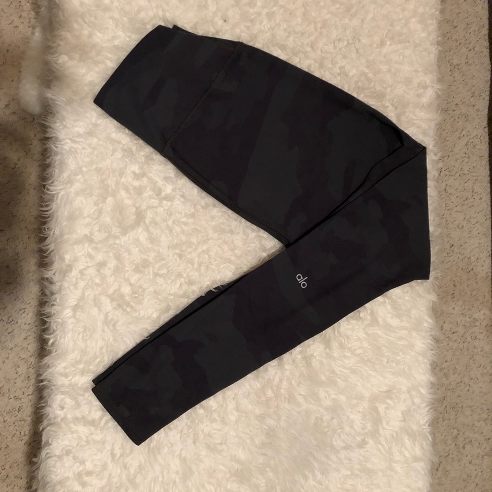Alo Yoga Camo Pantos